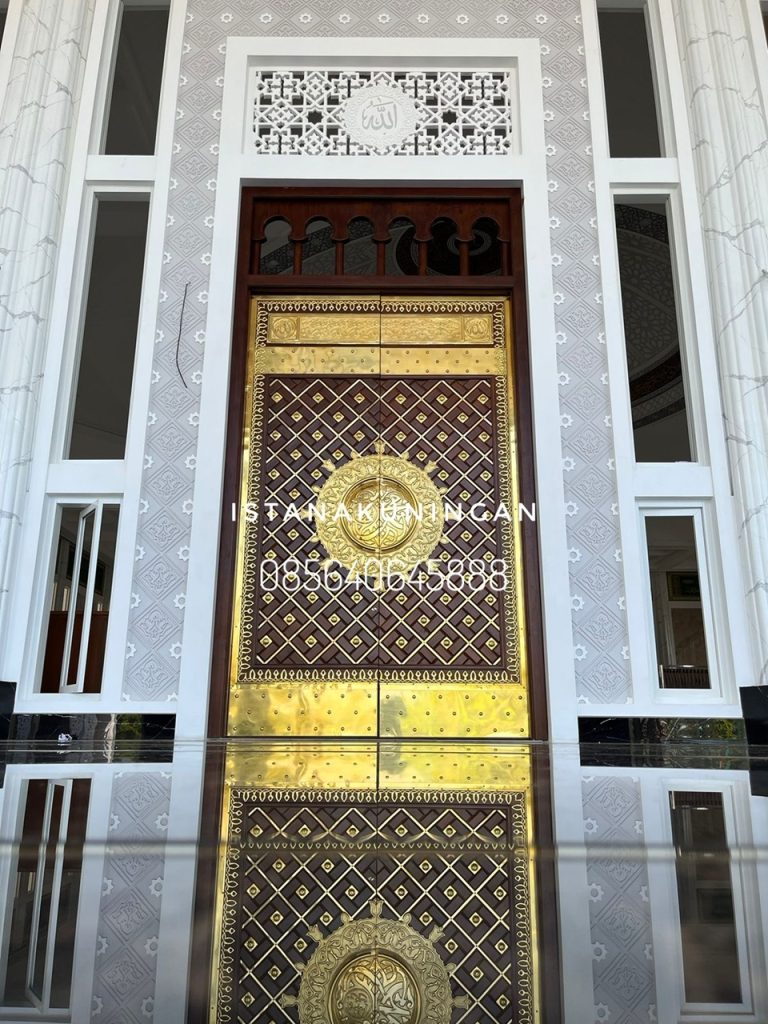 pintu masjid kuningan tembaga