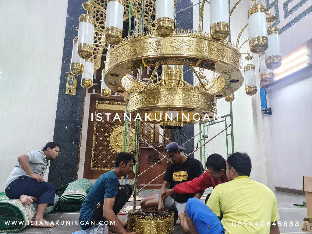 Lampu gantung masjid bertingkat