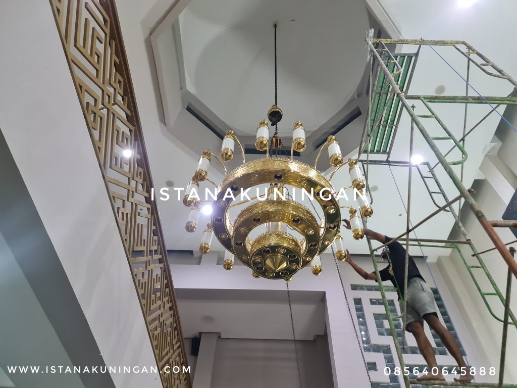 Lampu gantung masjid bertingkat