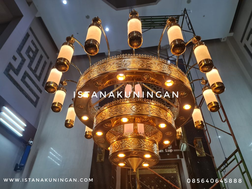 Lampu gantung masjid bertingkat