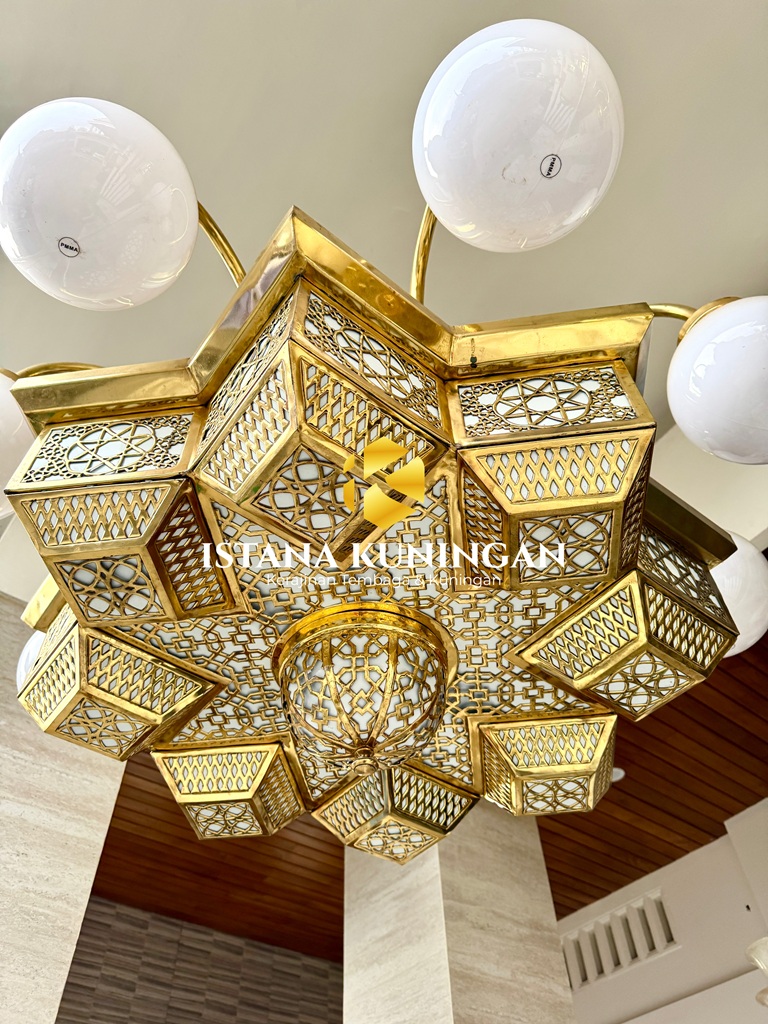 dari bawah lampu