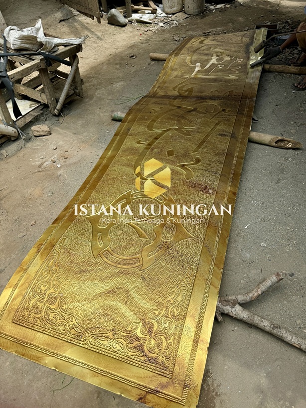 ukiran kaligrafi kuningan