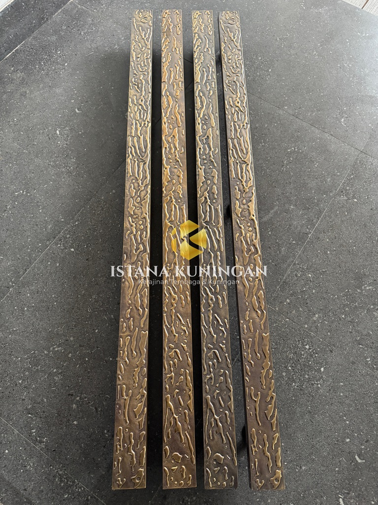 gagang pintu kuningan klasik