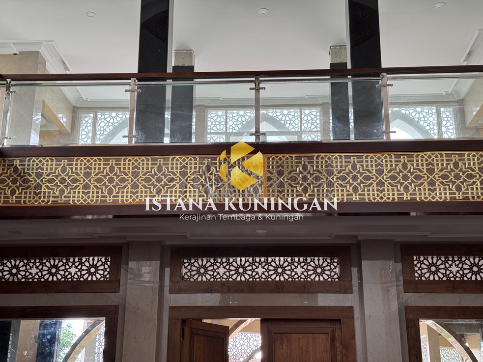 kaligrafi dinding masjid Kuningan